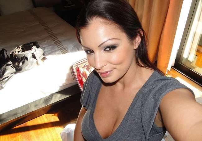Scammer with photos of Aria Giovanni RrYyvIWIyzjSlPSLIup_kqi60nhTHVKpzOqn7SGvReHqRkuUZtnMh4cpLVNVzQFU